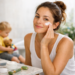 Cuidado facial rápido para madres con la piel cansada